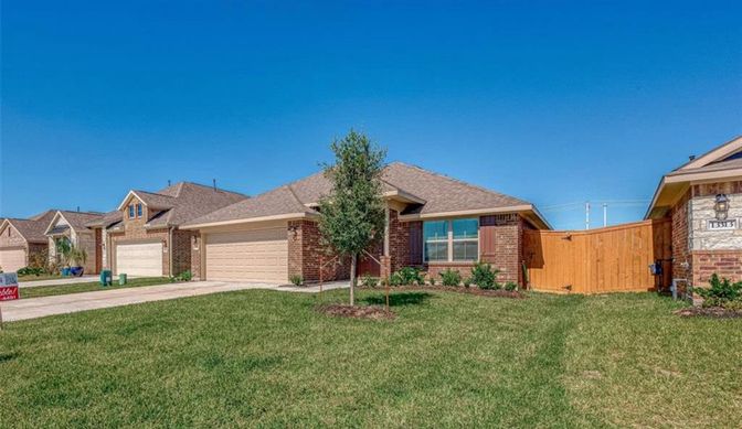 Attached, Backyard, Exterior, Facade, Brick Facade, Ranch