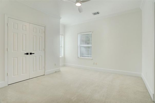 Empty room, Interior