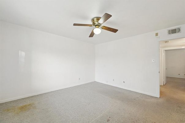 Empty room, Interior