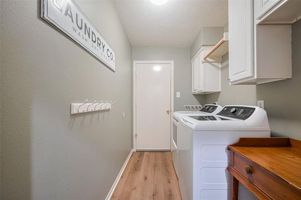 Interior, Washer, Wood Texture Flooring