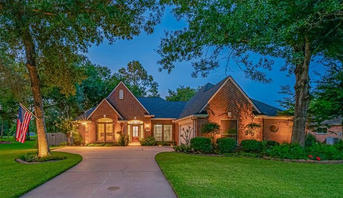 Backyard, Exterior, Facade, Brick Facade, Brick Traditional