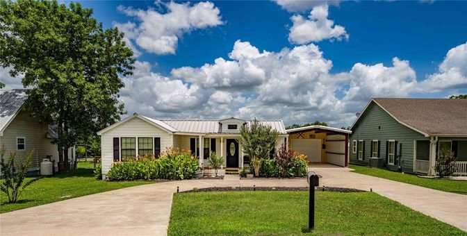 Backyard, Exterior, Facade, Ranch