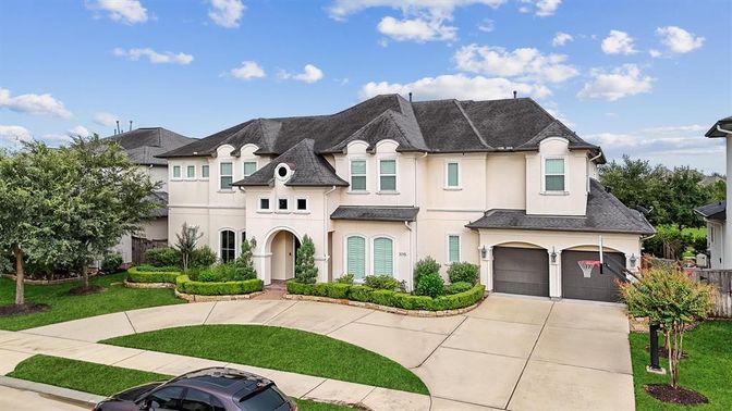 Attached, Exterior, Facade, French Provincial