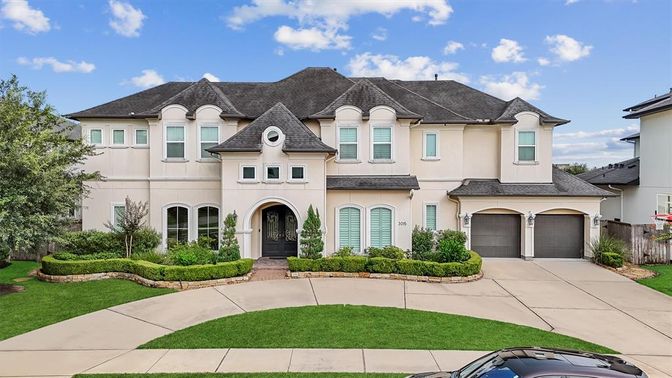 Attached, Exterior, Facade, French Provincial