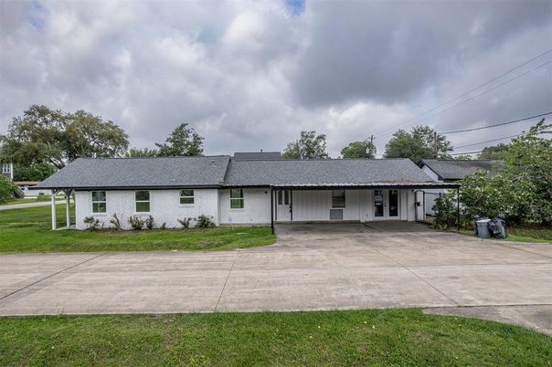 Backyard, Exterior, Facade, Ranch