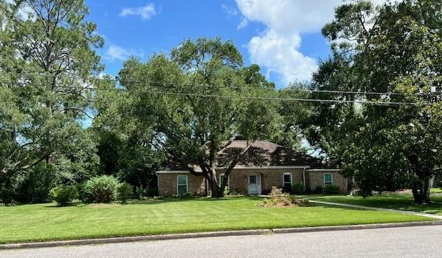 Exterior, Facade, Ranch