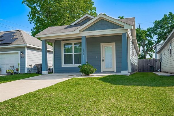 Exterior, Facade, Solar Panels, American Craftsman