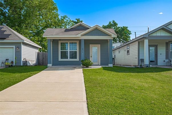 Exterior, Facade, Ranch