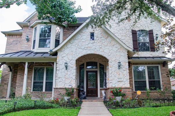 Exterior, Facade, Brick Facade, Queen Anne Victorian