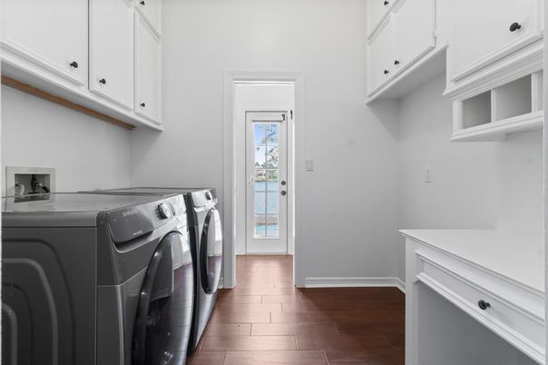 Interior, Washer, Wood Texture Flooring