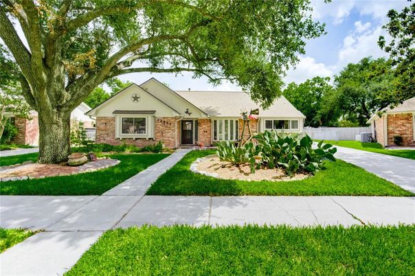 Exterior, Facade, Brick Facade, Ranch