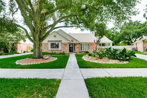 Backyard, Exterior, Facade, Brick Facade, Ranch