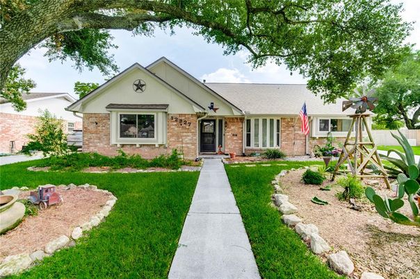 Exterior, Facade, Brick Facade, Ranch