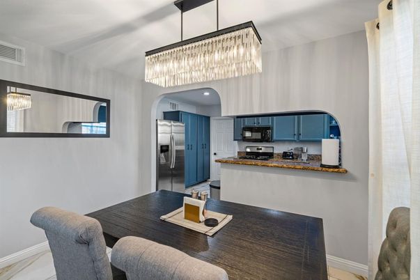 Chandelier, Dining room, Interior, Kitchen, Stainless Steel Appliances
