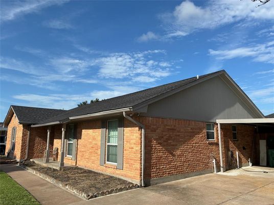 Exterior, Facade, Brick Facade, Ranch