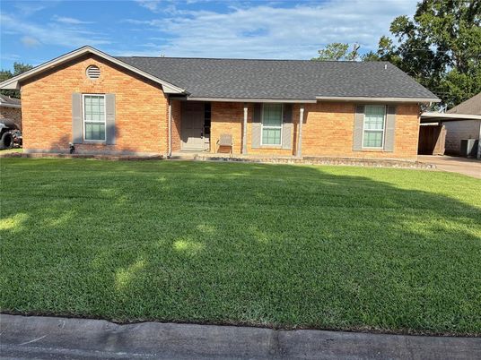 Exterior, Facade, Brick Facade, Ranch