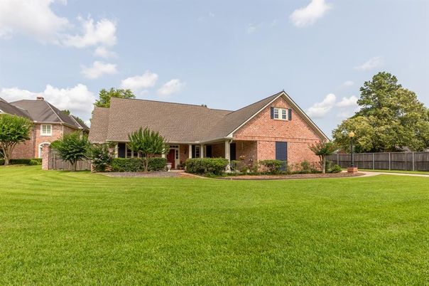 Backyard, Exterior, Facade, Brick Facade, Ranch