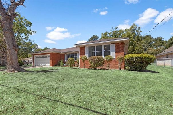 Attached, Exterior, Facade, Brick Facade, Ranch