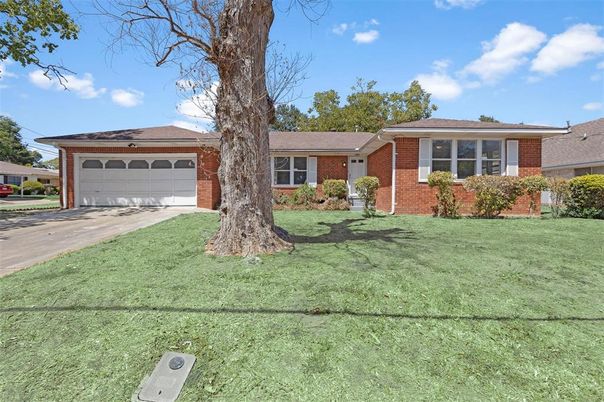 Attached, Exterior, Facade, Brick Facade, Ranch