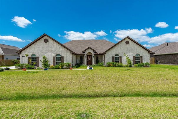 Backyard, Exterior, Facade, Brick Facade, Ranch