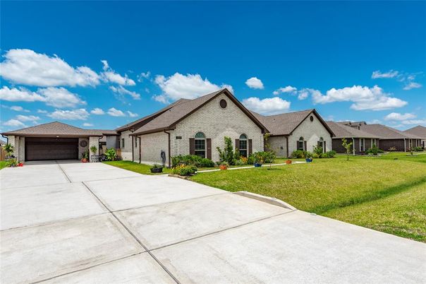 Attached, Backyard, Exterior, Facade, Brick Facade, Ranch