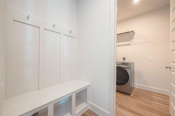 Interior, Recessed Lighting, Washer, Wood Texture Flooring