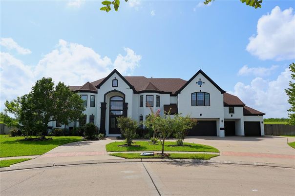 Attached, Exterior, Facade, Farmhouse