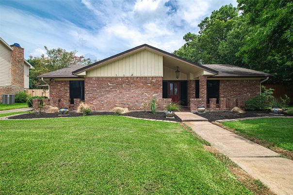 Exterior, Facade, Brick Facade, Ranch