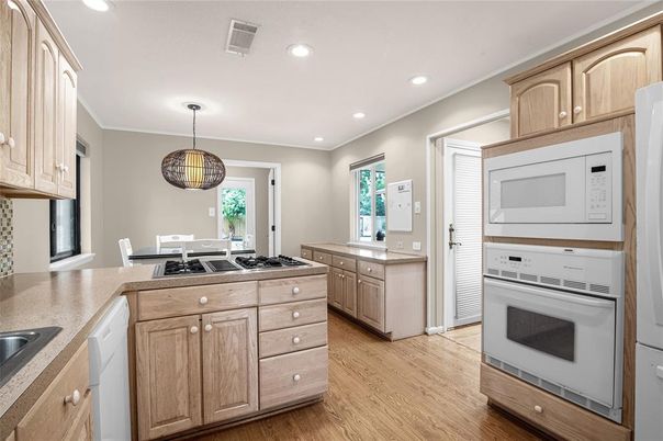 Dining room, Interior, Kitchen, Pendant Lights, Recessed Lighting, Wood Texture Flooring