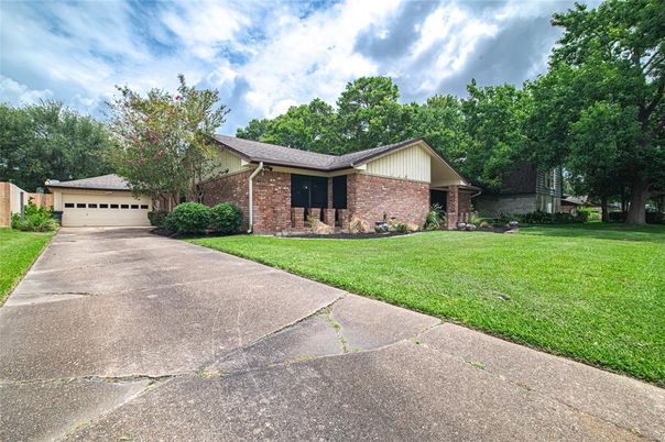 Attached, Backyard, Exterior, Facade, Brick Facade, Ranch