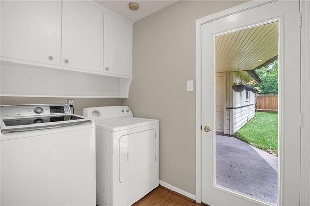 Interior, Utility Closets, Washer, Wood Texture Flooring