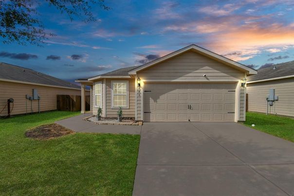 Attached, Exterior, Facade, American Craftsman