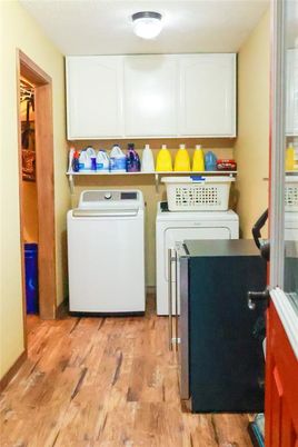 Interior, Washer, Wood Texture Flooring