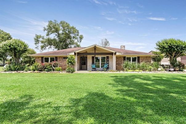 Backyard, Exterior, Facade, Brick Facade, Ranch