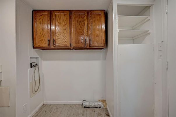 Interior, Washer, Wood Texture Flooring