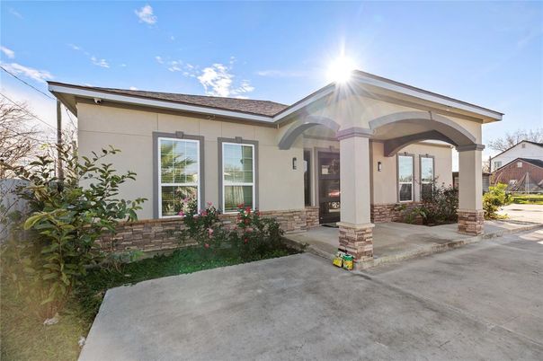 Exterior, Facade, Ranch