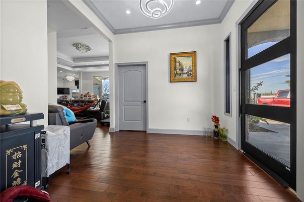 Interior, Recessed Lighting, Wood Texture Flooring