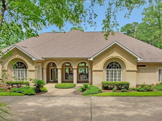 Exterior, Facade, Ranch