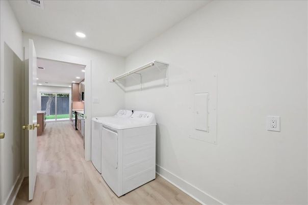 Interior, Recessed Lighting, Washer, Wood Texture Flooring