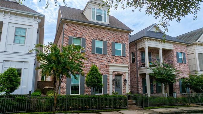 Exterior, Facade, Brick Facade, Georgian