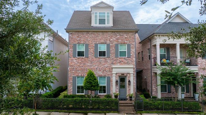 Exterior, Facade, Brick Facade, Georgian