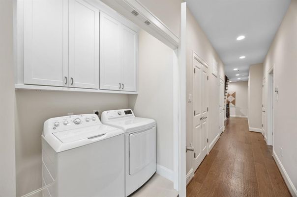 Interior, Recessed Lighting, Washer, Wood Texture Flooring