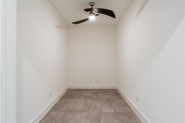 Empty room, Interior