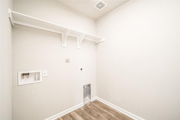 Interior, Walk-in Closets, Wood Texture Flooring