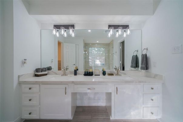 Bathroom, Dual Sink Vanities, Interior, Recessed Lighting
