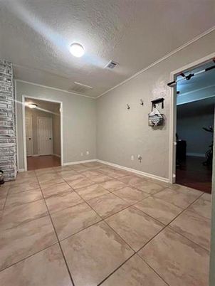 Empty room, Interior
