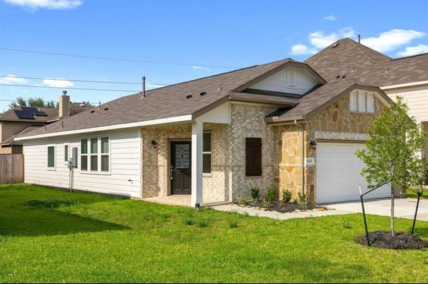 Attached, Exterior, Facade, Ranch