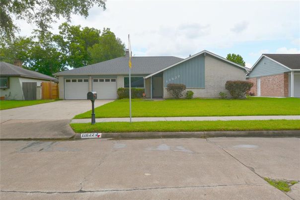 Attached, Exterior, Facade, Ranch
