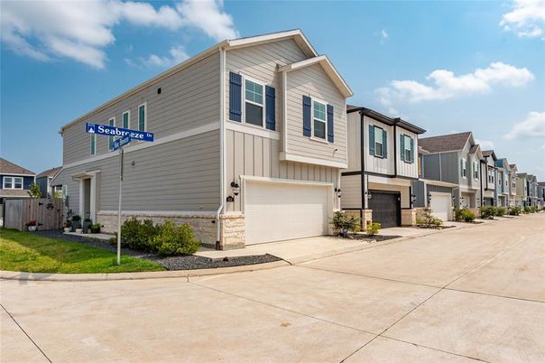 Attached, Exterior, Facade, Rowhouse