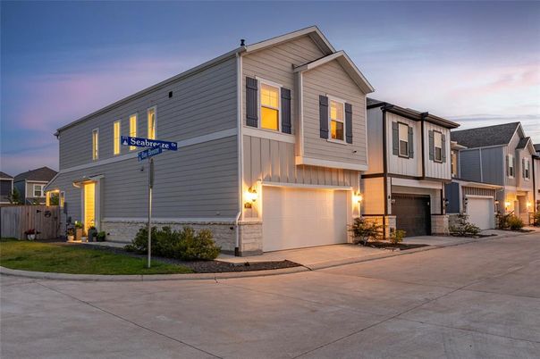 Attached, Exterior, Facade, Rowhouse